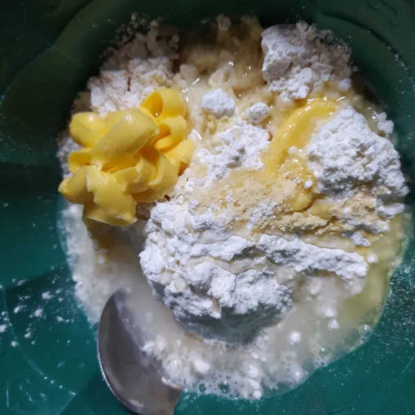Untuk Bahan Kulit: campurkan tepung terigu, margarin, minyak sayur, air bersih, garam halus, gula pasir dan kaldu jamur.