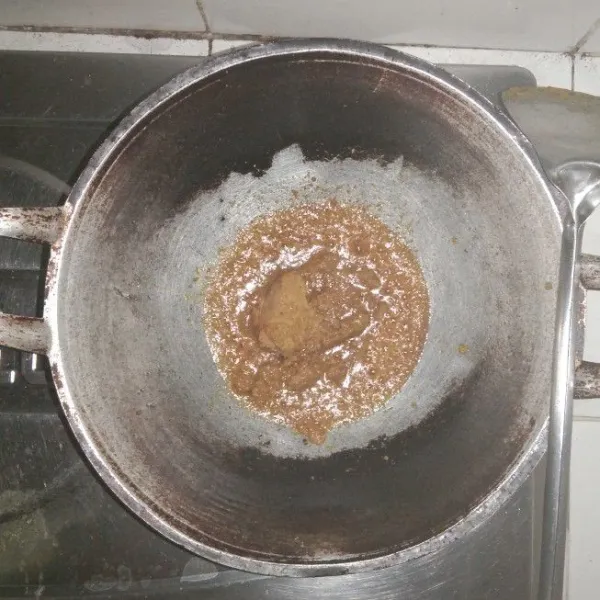 Tumis bumbu halus dengan minyak goreng, tambahkan garam, gula, kaldu jamur dan merica bubuk.