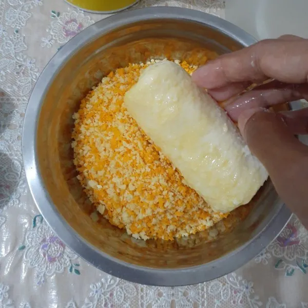 Celupkan kedalam telur yang sudah dikocok lepas lalu lumuri dengan tepung panir/roti