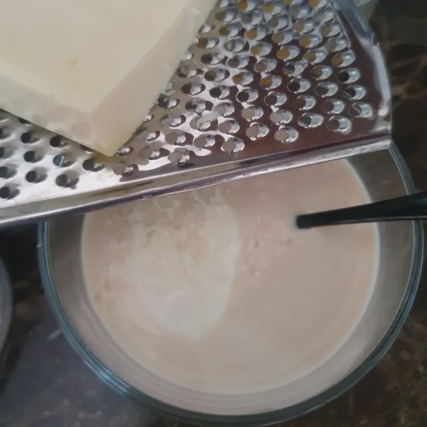 Buat kuah susunya : campur semua bahan susu, tambahkan keju parut, aduk.