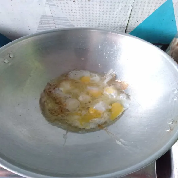 Goreng telur puyuh di minyak panas sampai kering.