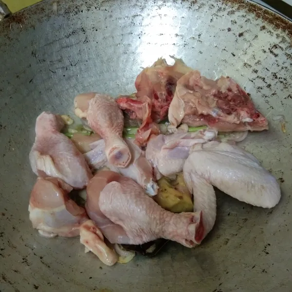 Masukkan potongan ayam. Aduk dan masak hingga berubah warna.
