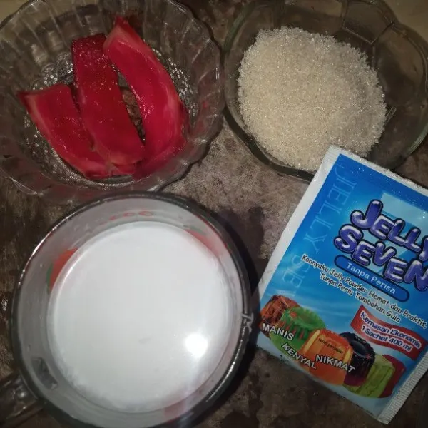 Siapkan kulit buah naga, nutrijel, gula, air, santan, dan air putih