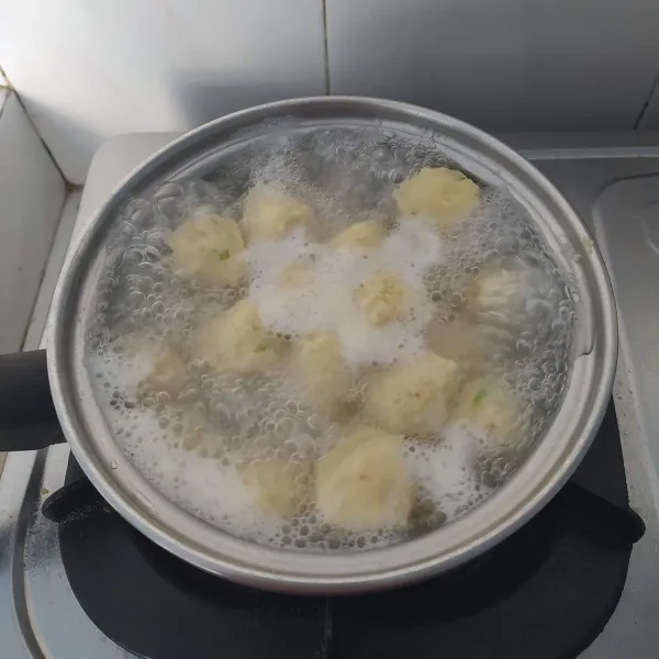 Masak bakso tempe hingga mengapung. Tiriskan. Bakso tempe siap disajikan.