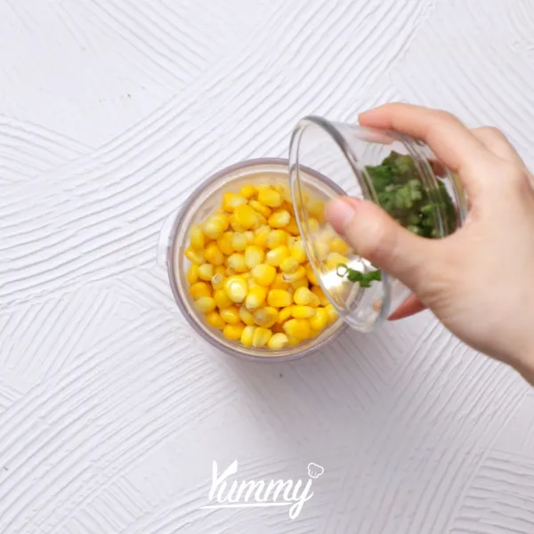 Masukkan jagung manis, tempe, dan telur ke dalam blender.