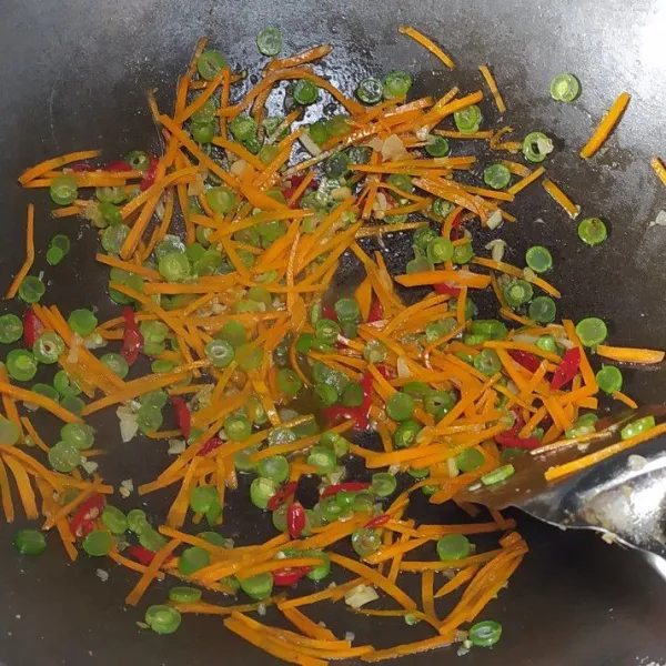 Untuk Bahan Isian: tumis bawang putih cincang dan cabai merah keriting dengan secukupnya minyak sayur hingga harum. Masukkan air bersih, tambahkan wortel dan buncis. Masak hingga sayuran setengah matang.