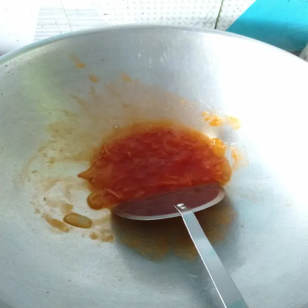 Masukan saus tomat, saus tiram, air, gula, garam dan penyedap rasa lalu aduk sampai agak mengental.