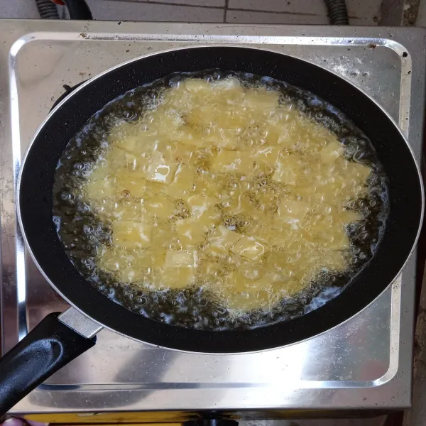 Panaskan minyak, goreng kentang hingga matang, lalu tiriskan.