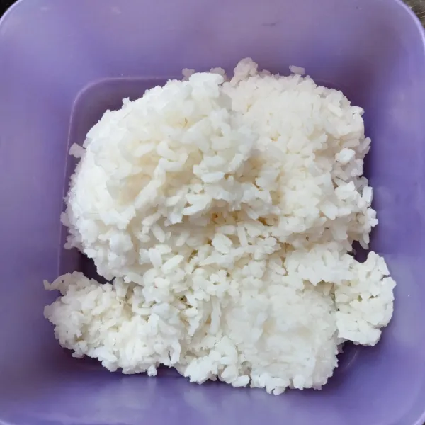 Siapkan nasi putihnya.