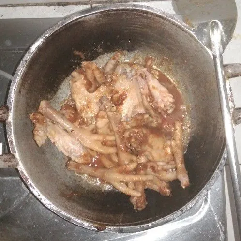 Tambahkan 250 ml air kaldu dari perebusan ayam. Lalu tunggu air kaldu menyusut dan bumbu meresap.