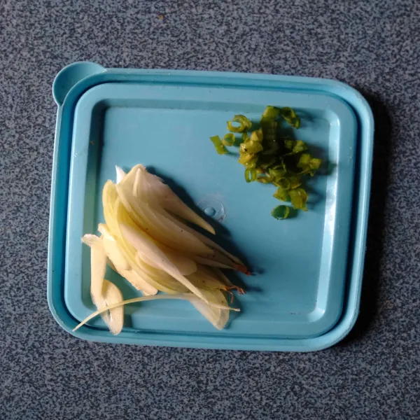 Iris bawang putih, bawang bombai dan daun bawang sesuai selera.