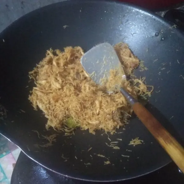Masak sambil diaduk hingga kering dan ringan. Matikan api.