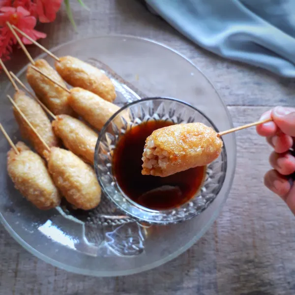 Sajikan sempol nasi dengan kuah cuko atau saus sambal/mayonaise.