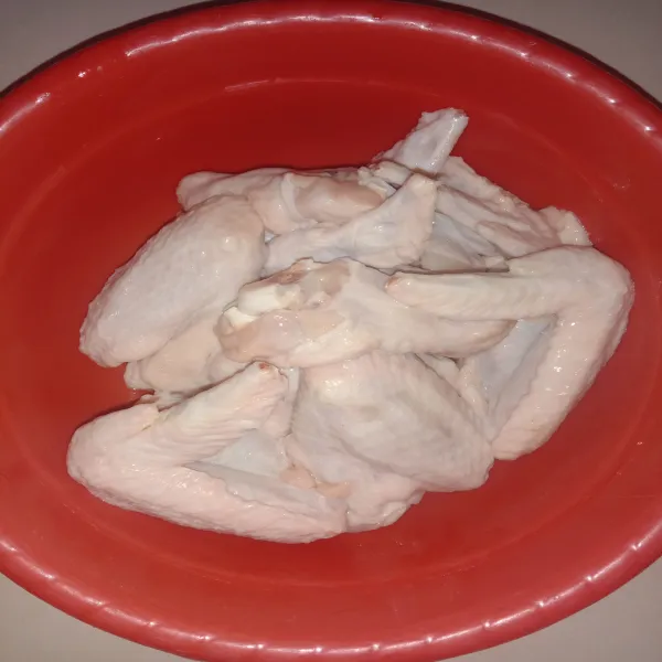 Cuci dan bersihkan sayap ayam, lalu tusuk-tusuk menggunakan garpu agar bumbu meresap saat dimasak nanti.