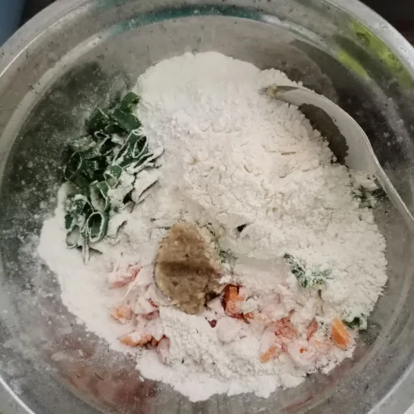 Masukkkan ke dalam wadah batang bayam, wortel, terigu, tepung beras, daun bawang, garam, kaldu bubuk dan bumbu halus.