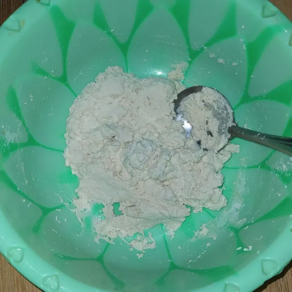 Haluskan nasi lalu tambah kan tahu serta tepung dan baking powder, aduk rata