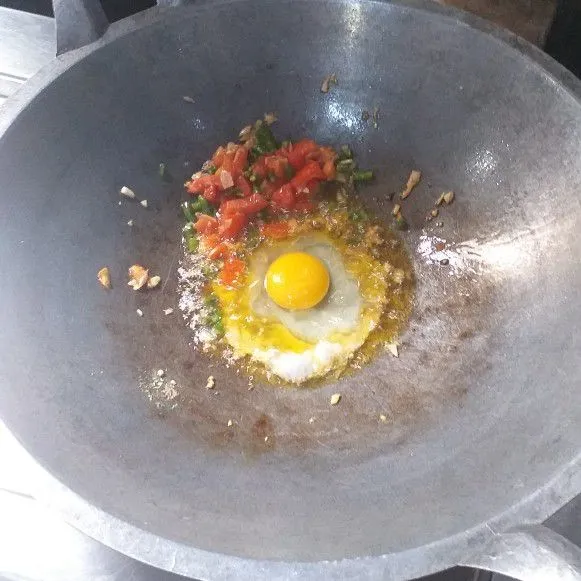 Sisihkan tumisan kemudian orek telur, aduk rata