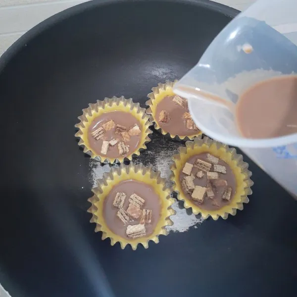 Lalu tuang isian tart dan panggang kurang lebih 10-15 menit. Angkat dan tart wafer coklat siap disajikan.