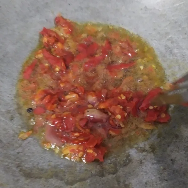 Panaskan minyak goreng, goreng adonan cabe sebentar, agar warnanya tetap merah. Tambahkan air jeruk nipis. matikan api.