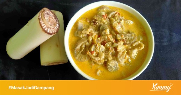 Proses memasak gulai pisang dan telur dalam panci