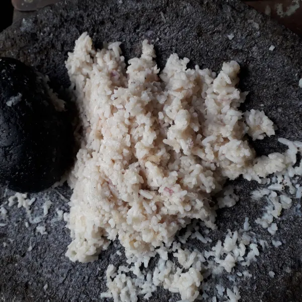 Ulek semua bahan, hingga nasi agak sedikit hancur dan semua bumbu tercampur rata, di step ini bisa tambah potongan daun bawang,cicipi rasanya.