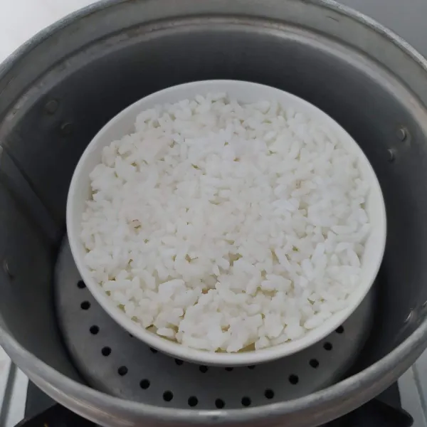 Panaskan kukusan, kemudian kukus nasi tim selama 25 menit. Sajikan nasi tim bersama air sisa air kaldu selagi hangat.