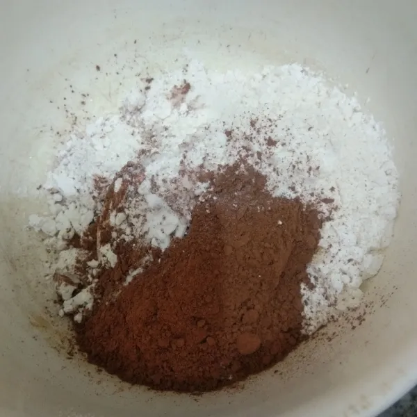 Aduk rata tepung terigu, cokelat bubuk, garam, bp, dan vanili bubuk, sisihkan.