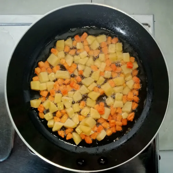 Goreng kentang dan wortel hingga setengah matang biar tidak anyir
