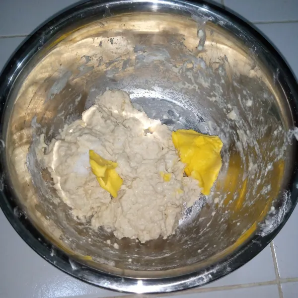 Tuang bahan B sambil diuleni menggunakan mixer hingga rata masukkan margarin dan garam