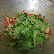 Tambahkan cabe rawit dan daun kemangi masak sebentar saja, matikan kompor.