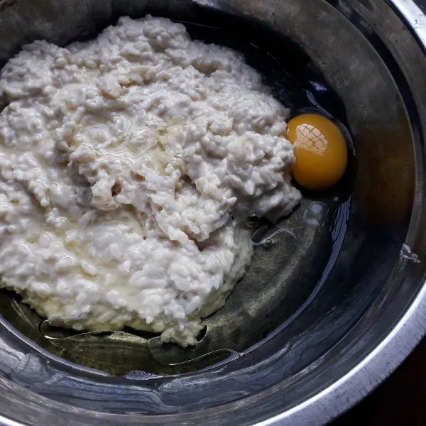 Pindahkan ke wadah besar, tambahkan minyak dan telur, aduk rata.