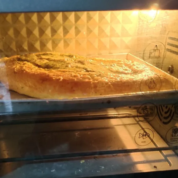 Keluarkan dari oven lalu beri parutan keju mozzarella dan bubuk parsley di atasnya oven kembali 5-7 menit. Angkat dan sajikan.