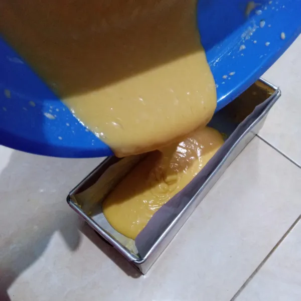 Tuang di loyang yang telah dioles dengan margarin dan dialasi baking paper.