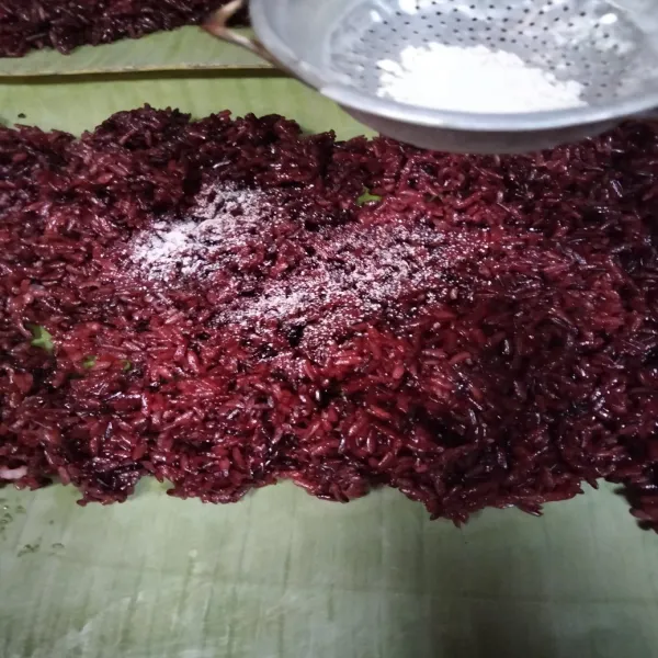 Angkat dan dinginkan di atas daun pisang. Setelah benar-benar dingin taburi dengan ragi hingga rata. Lalu taburi gula pasir.