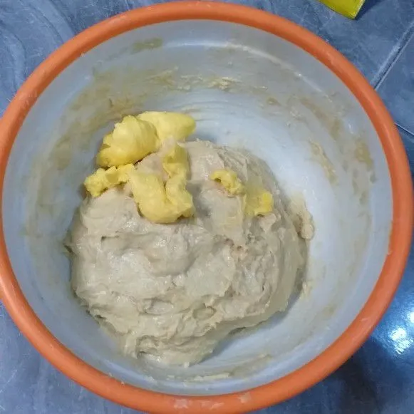 Kemudian baru masukkan margarin dan garam, aduk hingga rata. Pindahkan ke wadah berbeda kemudian tutup dengan serbet, diamkan selama 30 menit.