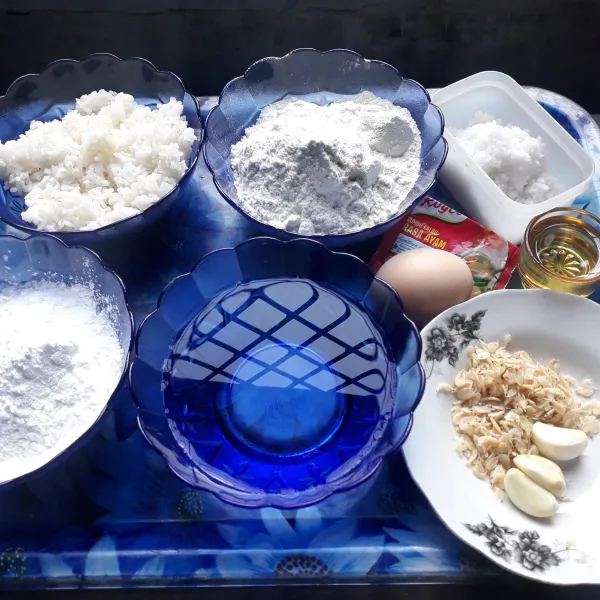 Siapkan bahan untuk membuat pempek dos nasi.