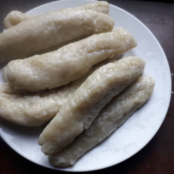 Angkat dan tiriskan, lalu dipotong potong jika ingin digoreng.