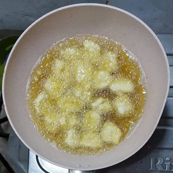 Panaskan minyak, ambil 1 sdm adonan lalu goreng, jangan lupa dibolak balik, tunggu sampai matang, berubah warna kuning keemasan, angkat, tiriskan