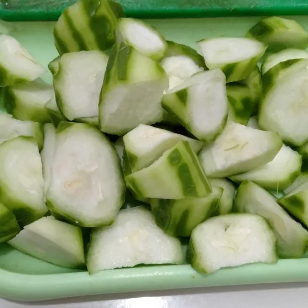 Kupas dan cuci oyong lalu potong-potong.