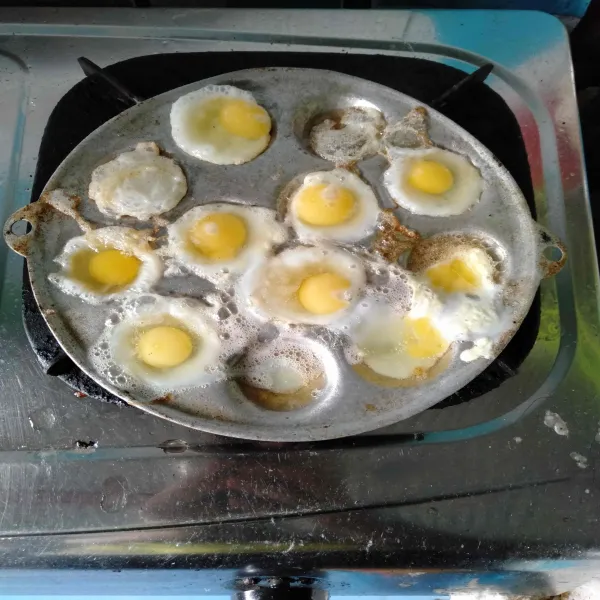 Goreng telur puyuh di minyak panas sampai kering.