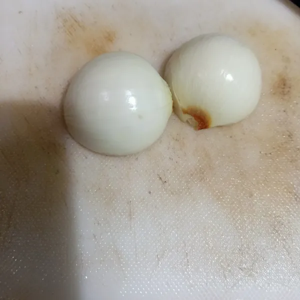 Kupas kulit bawang bombay lalu belah dua