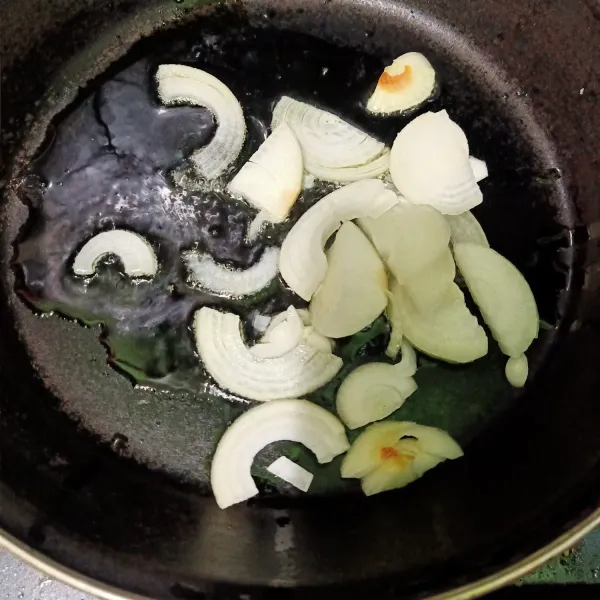 Siapkan wajan lalu beri minyak goreng lalu masukkan irisan bawang bombay. Oseng sampai tercium harum
