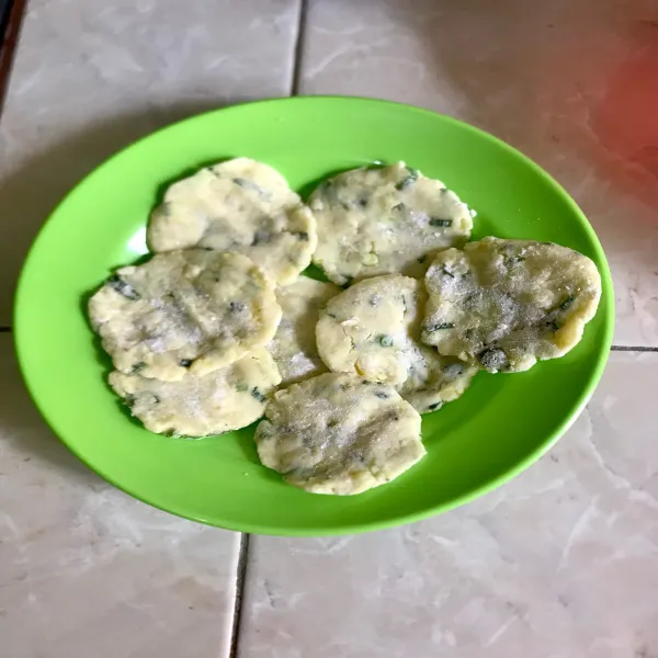 Balur tangan dengan tepung secukupnya lalu pipihkan adonan hingga habis. Goreng hingga warna kecoklatan. Angkat dan siap disajikan.