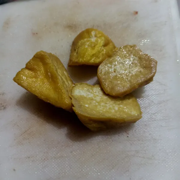 Goreng tahu sampai matang lalu angkat dan tiriskan