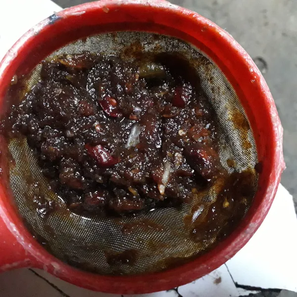 Saring kuah cuko, siram pempek yang sudah digoreng dengan secukupnya kuah cuko dan sajikan segera.