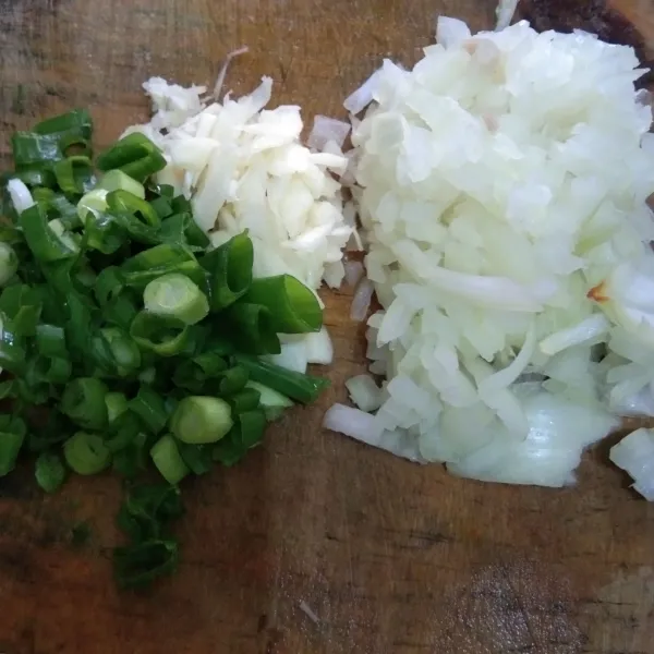 Siapkan bawang daun, bawang putih, dan bawang bombay.