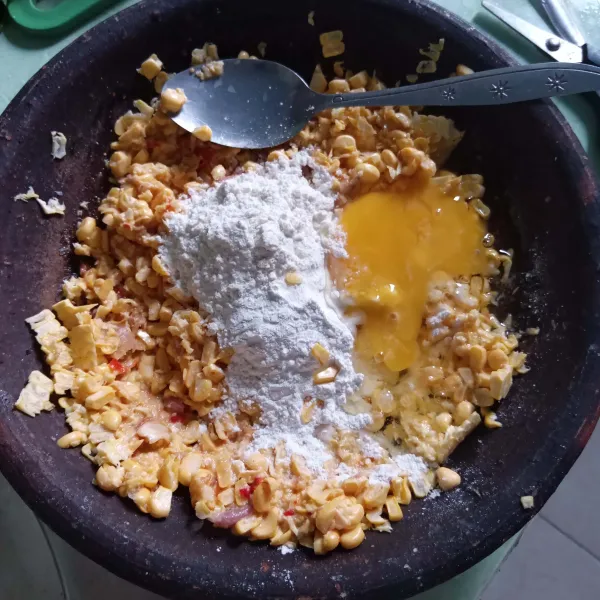 Masukkan telur, tepung beras dan tepung terigu, aduk rata.