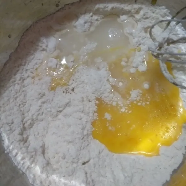 Masukkan ke dalam baskom seluruh bahan A. Tambahkan 10 sdm air.