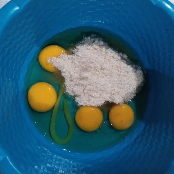 Dalam wadah, masukan telur, emulsifier, dan gula pasir.