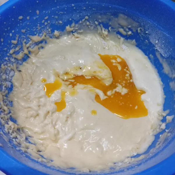 Masukkan campuran margarin dan krimer, aduk balik dengan spatula.